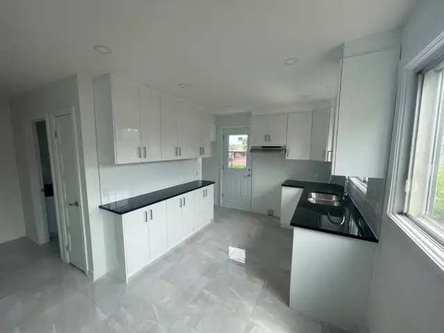 Apartement 4 1/2 à louer- rénové 1ere étage - Photo 2