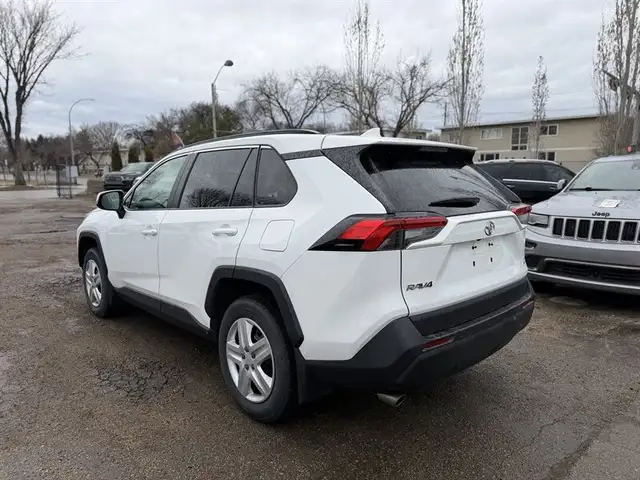 2020 Toyota RAV4 LE - Photo 4