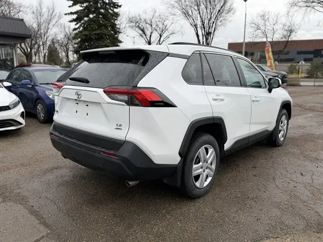 2020 Toyota RAV4 LE - Photo 6