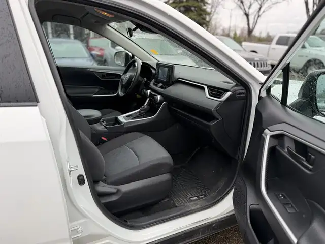 2020 Toyota RAV4 LE - Photo 7