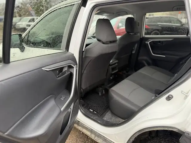 2020 Toyota RAV4 LE - Photo 9