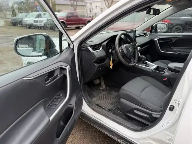 2020 Toyota RAV4 LE - Photo 10
