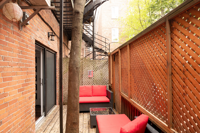 3 Bedroom, 2 Bath - Townhouse Downtown - Photo 2