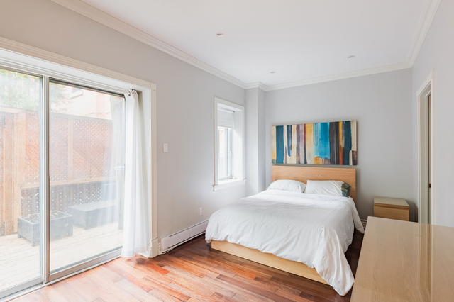 3 Bedroom, 2 Bath - Townhouse Downtown - Photo 3