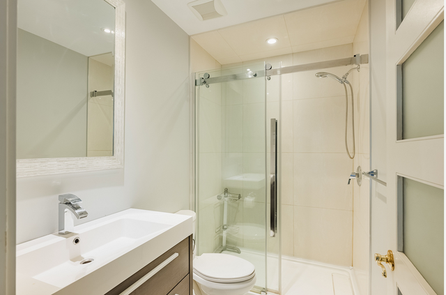 3 Bedroom, 2 Bath - Townhouse Downtown - Photo 4