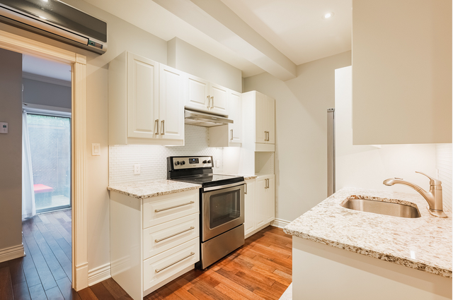 3 Bedroom, 2 Bath - Townhouse Downtown - Photo 5