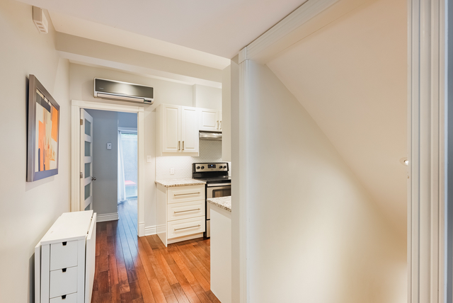 3 Bedroom, 2 Bath - Townhouse Downtown - Photo 6