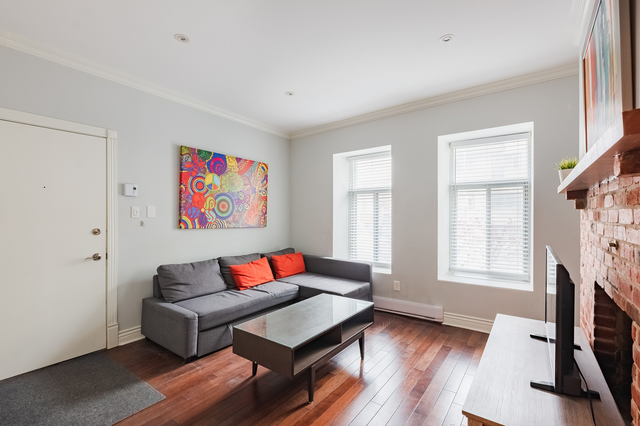 3 Bedroom, 2 Bath - Townhouse Downtown - Photo 7