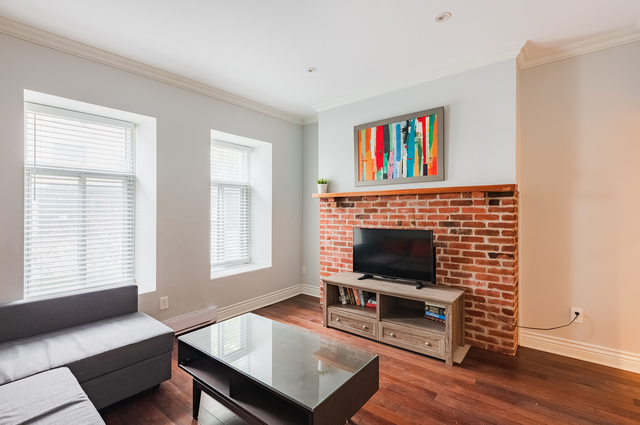 3 Bedroom, 2 Bath - Townhouse Downtown - Photo 8