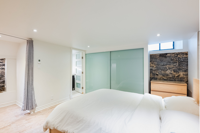 3 Bedroom, 2 Bath - Townhouse Downtown - Photo 11