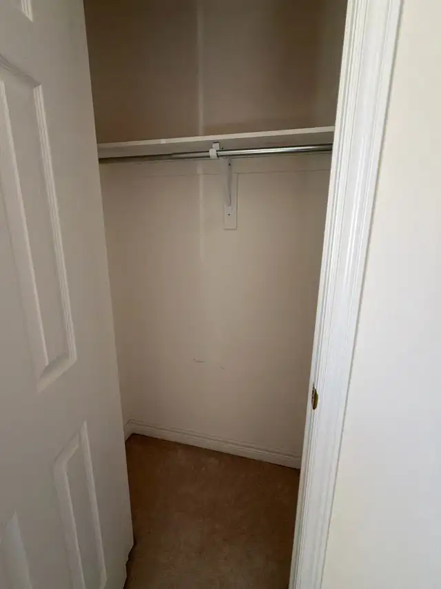 private room for girl in brampton - Photo 2