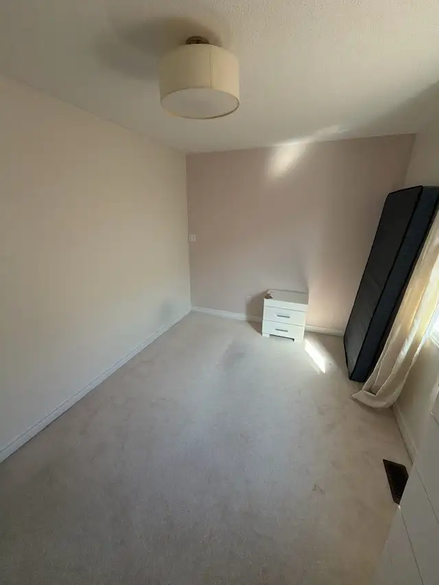 private room for girl in brampton - Photo 3