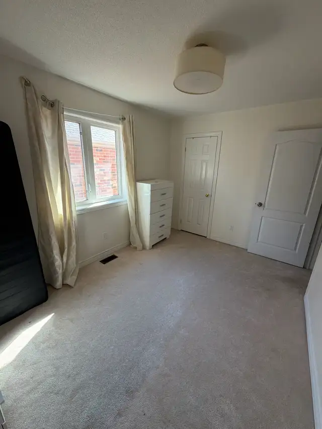 private room for girl in brampton - Photo 4