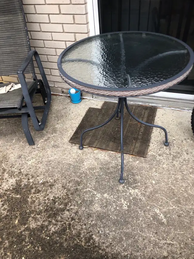 table ronde rebord en rotin pour extérieur