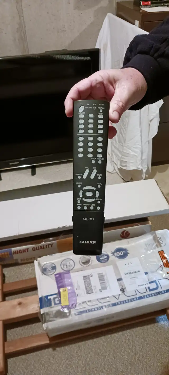 Sharp Aquos Flatscreen TV - Photo 3