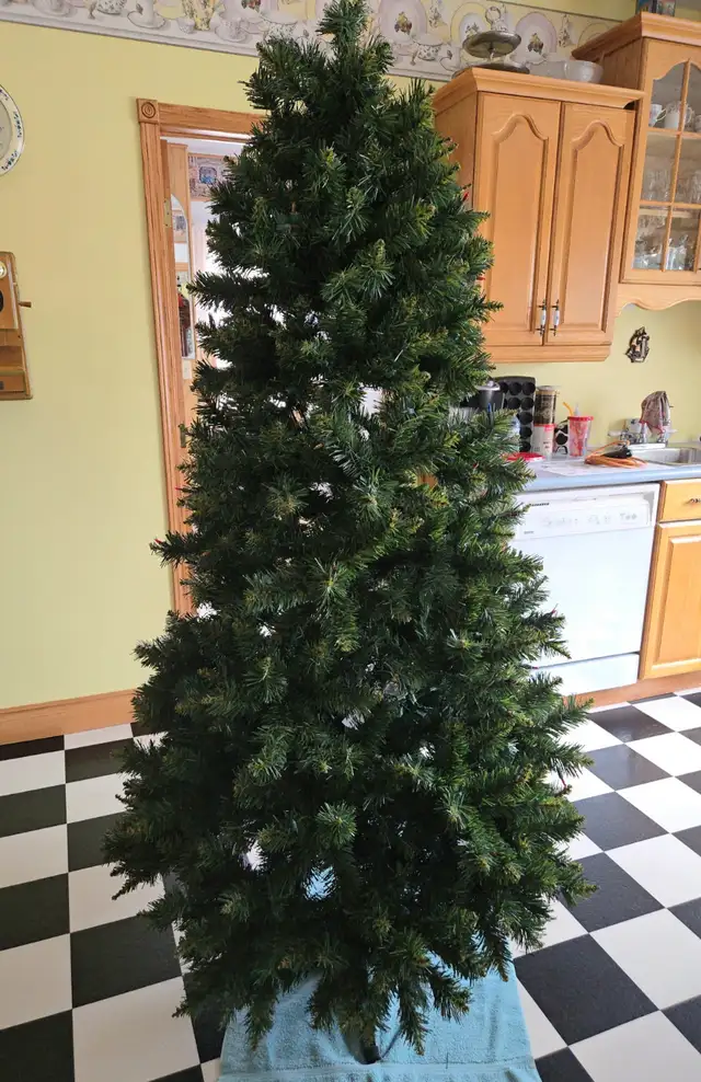 Christmas Tree 7.5' - Photo 2