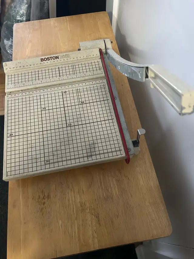 PAPER CUTTER BOARD / PLANCHE À COUPÉ DU PAPIER