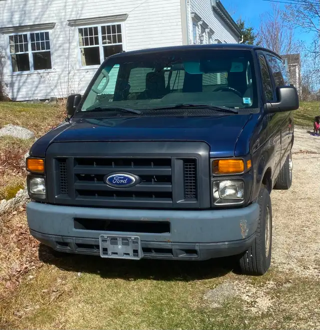 2014 Ford E-Series Wagon E-150 XL - Photo 2