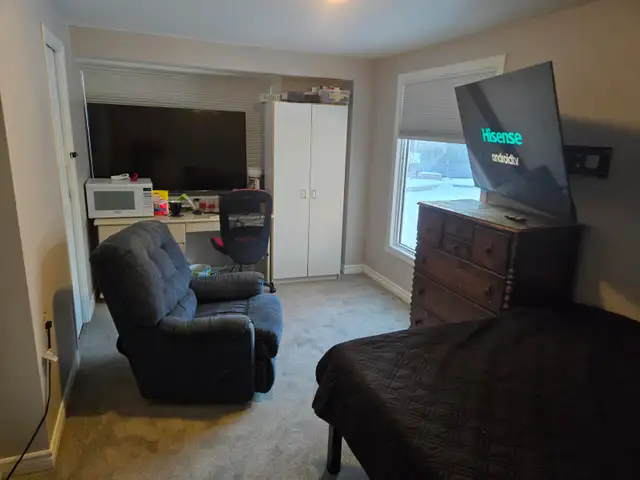 THREE MONTHS FREE RENT! c/w ensuite Jacuzzi, 50' 4K TV c/w Netfl