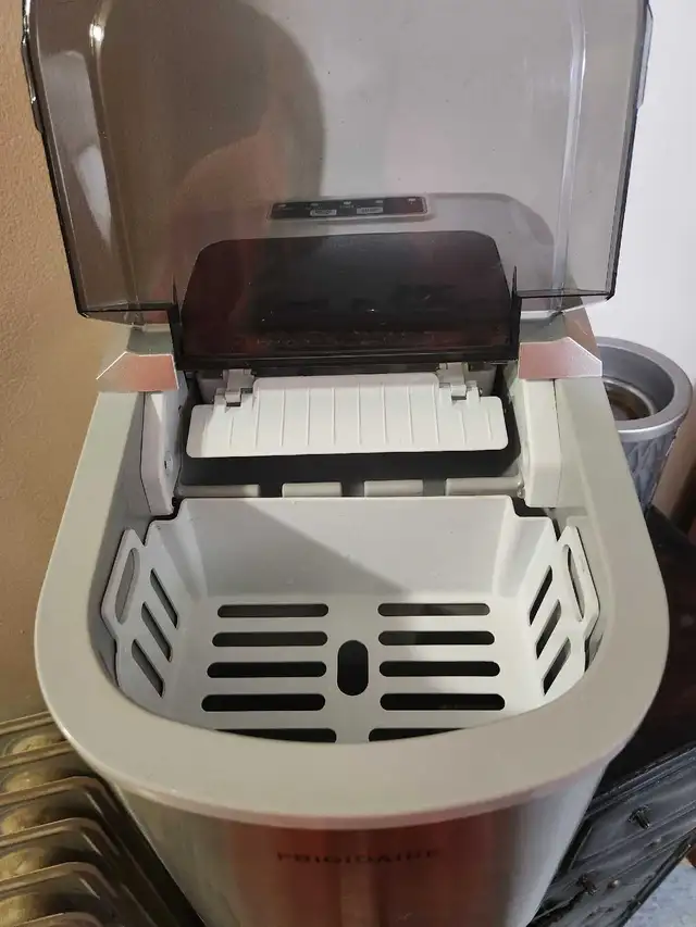 LIKE NEW ICE MAKER BOWMANVILLE - Photo 2