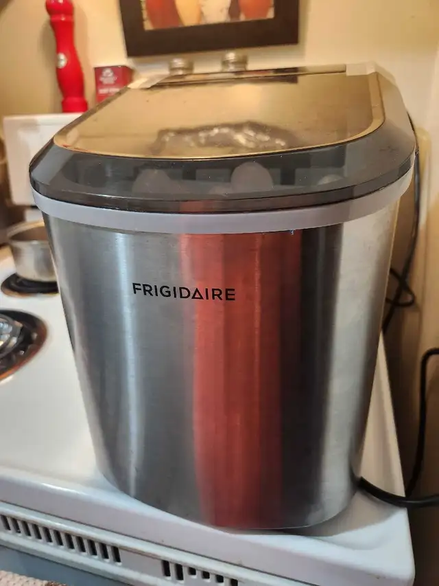 LIKE NEW ICE MAKER BOWMANVILLE - Photo 4