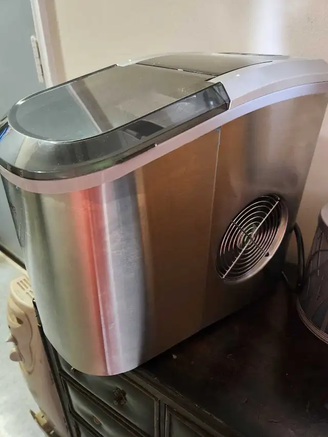 LIKE NEW ICE MAKER BOWMANVILLE - Photo 5