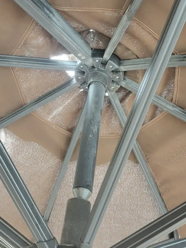 Cantilever Patio Umbrella 10ft. With granite base - Photo 4