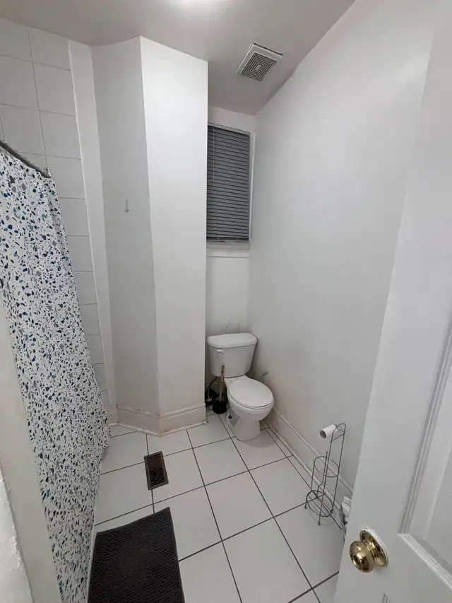 Student room for rent near UofT and TMU - Photo 5