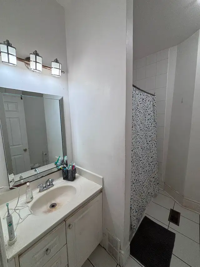 Student room for rent near UofT and TMU - Photo 6