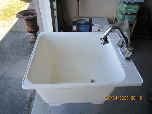 Laundry tub with taps and spayer. - Photo 2