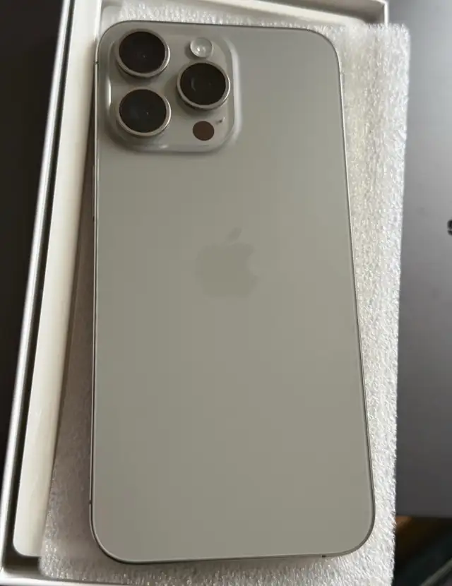 unlocked iPhone 15 Pro max 256 GB like new