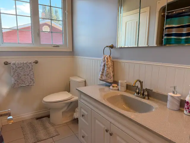 Beautiful Home in Callander just steps from North Bay - Photo 11