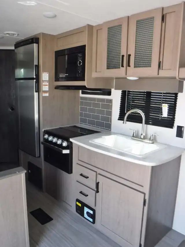 2027 WINNIPEG RV CAMPER TRAILER RENTALS!  ALL NEWER UNITS! ! - Photo 33