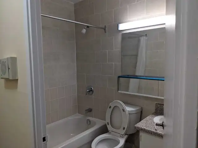 FURNISHED apartments in Toronto. No long term lease required. - Photo 6