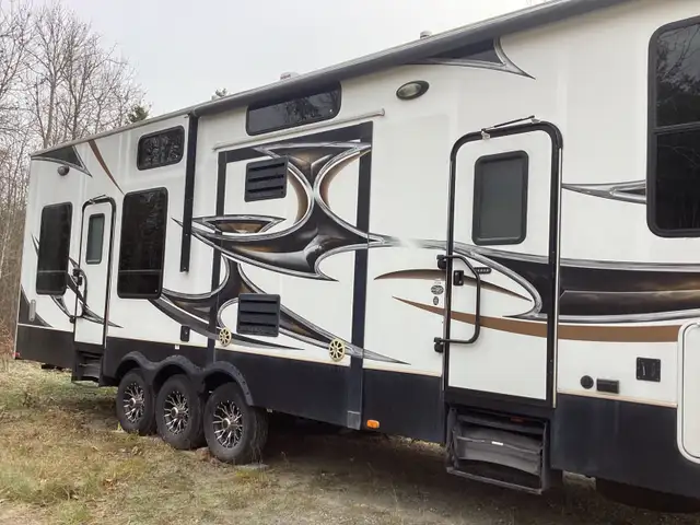 Toy Hauler Fuzion Fifth Wheel 2011