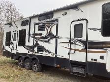 Toy Hauler Fuzion Fifth Wheel 2011