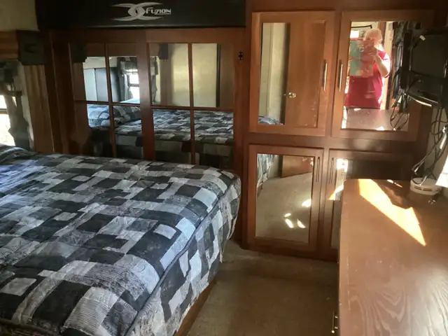 Toy Hauler Fuzion Fifth Wheel 2011 - Photo 5