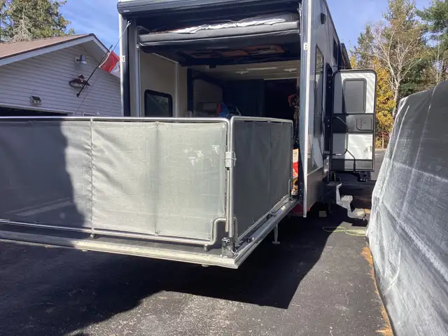 Toy Hauler Fuzion Fifth Wheel 2011 - Photo 6