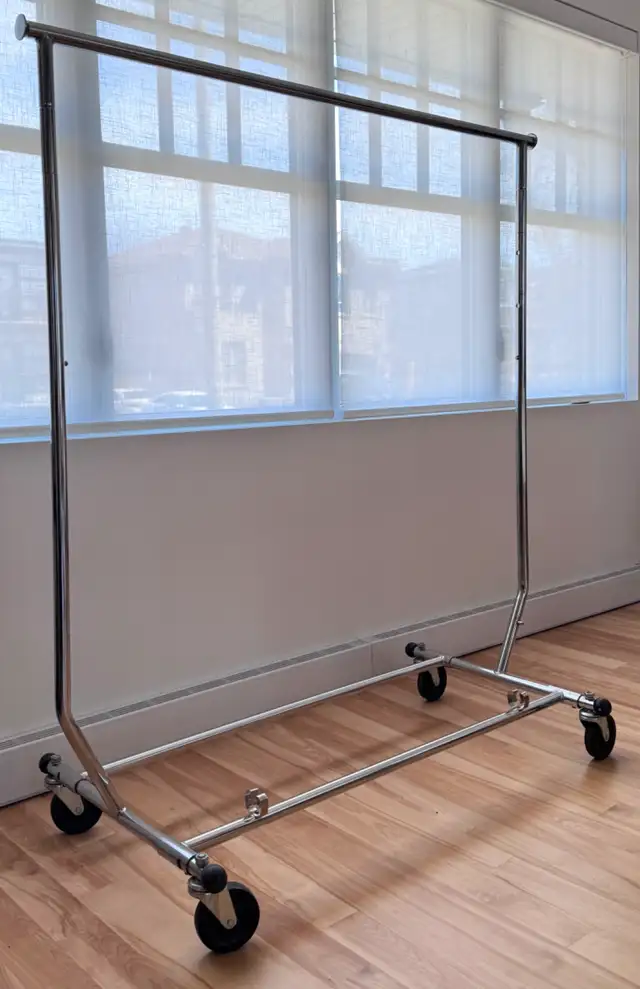 Porte-vêtements chromé pliable sur roulettes