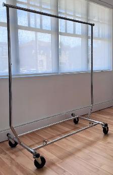 Porte-vêtements chromé pliable sur roulettes