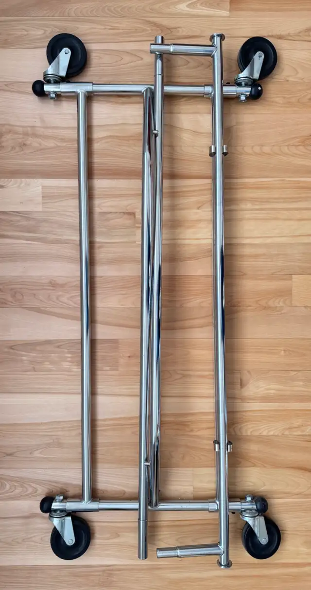 Porte-vêtements chromé pliable sur roulettes - Photo 2