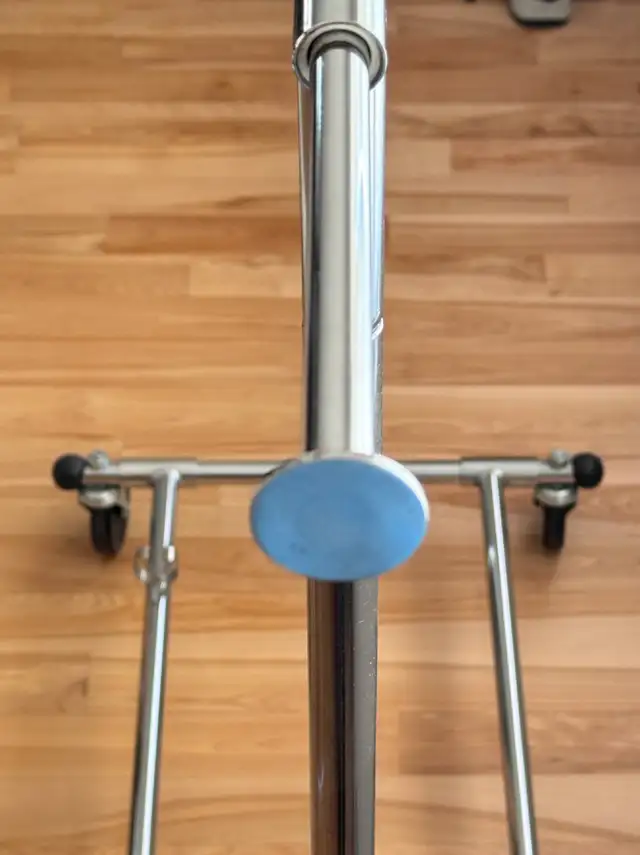 Porte-vêtements chromé pliable sur roulettes - Photo 3