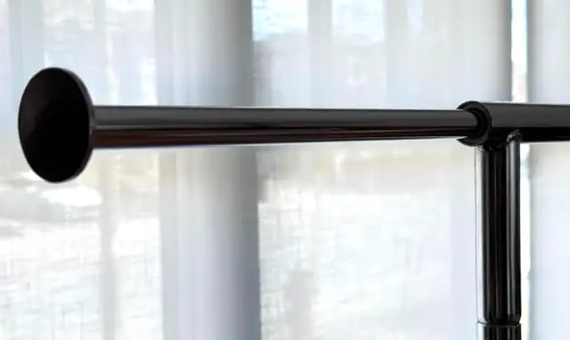 Porte-vêtements chromé pliable sur roulettes - Photo 4