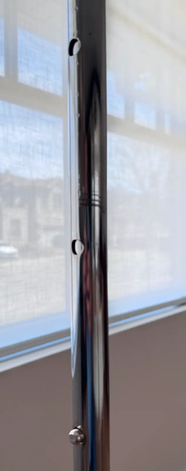 Porte-vêtements chromé pliable sur roulettes - Photo 5