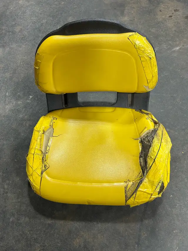 John Deere x 320 seat