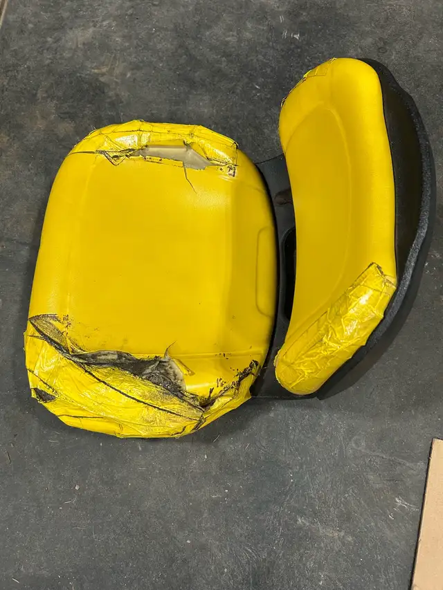 John Deere x 320 seat - Photo 2