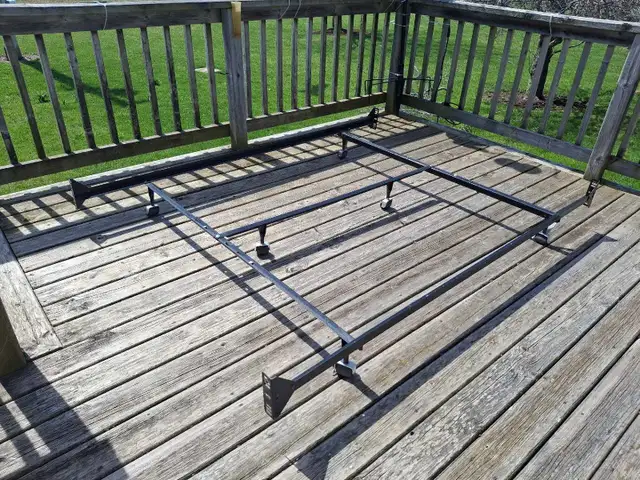 ADJUSTABLE BED FRAME AND QUEEN SIZE BOX SPRING