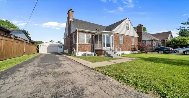 Room - Private bathroom - FEMALE only - Mohawk College- NOW - Photo 4
