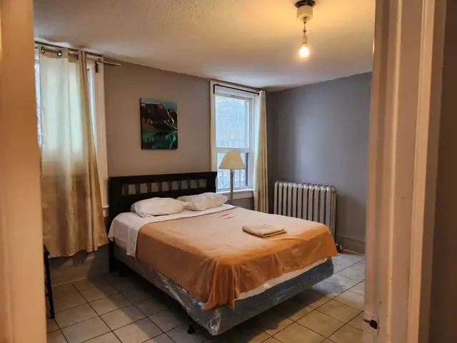 Furnished big room, shared 2-bedroom apt, 5-minute walk to Eaton