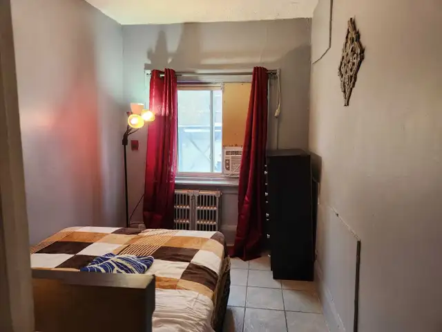 Furnished big room, shared 2-bedroom apt, 5-minute walk to Eaton - Photo 2